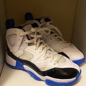 Jordan jumpman two trey grade school